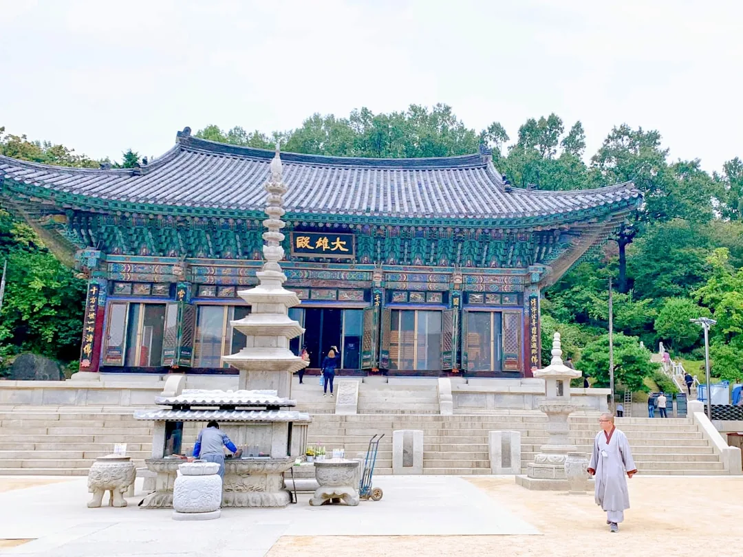 Naneun Jeolo participants walking across the temple courtyard before a group activity