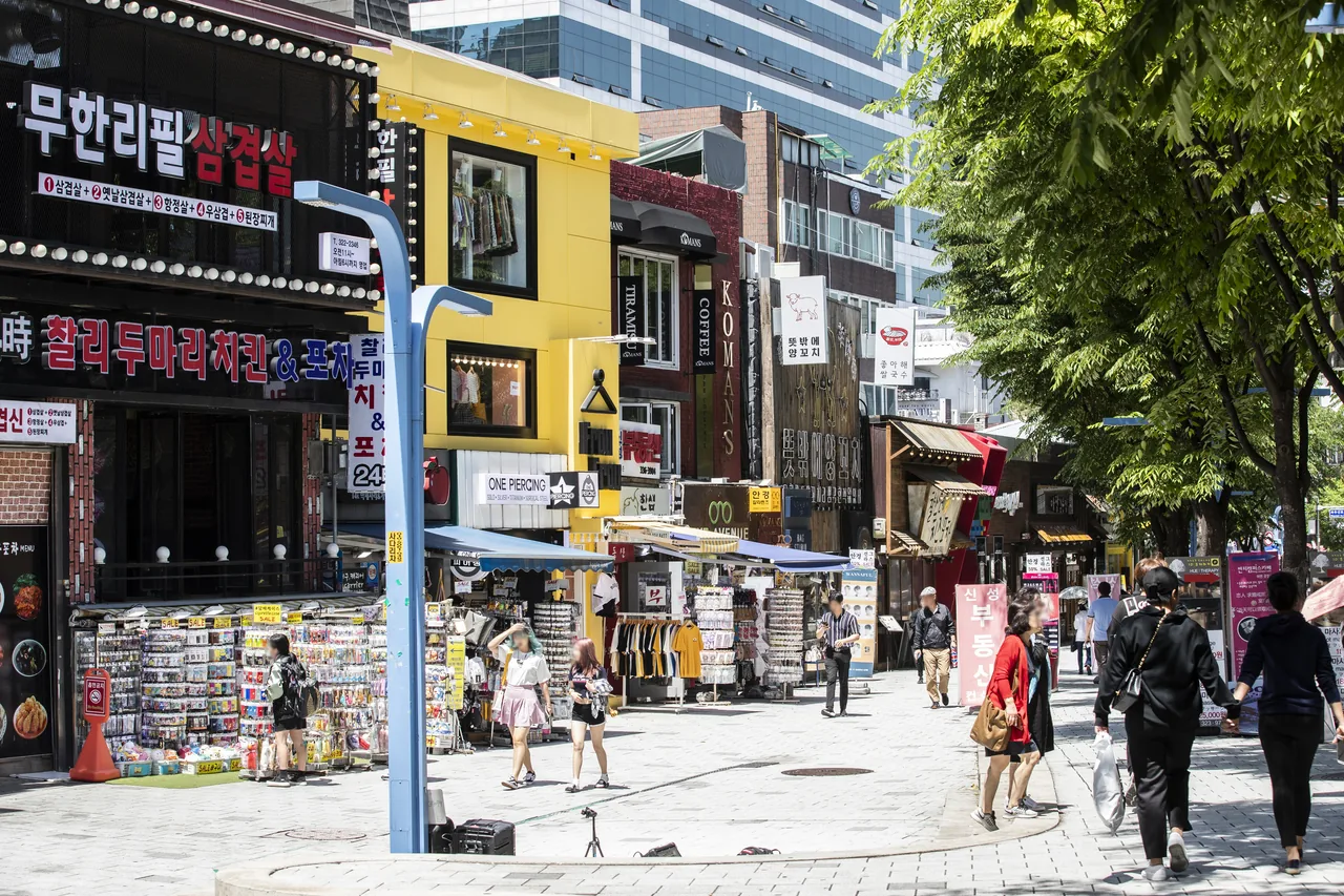 Hongdae street food stalls and crowds at night, Seoul